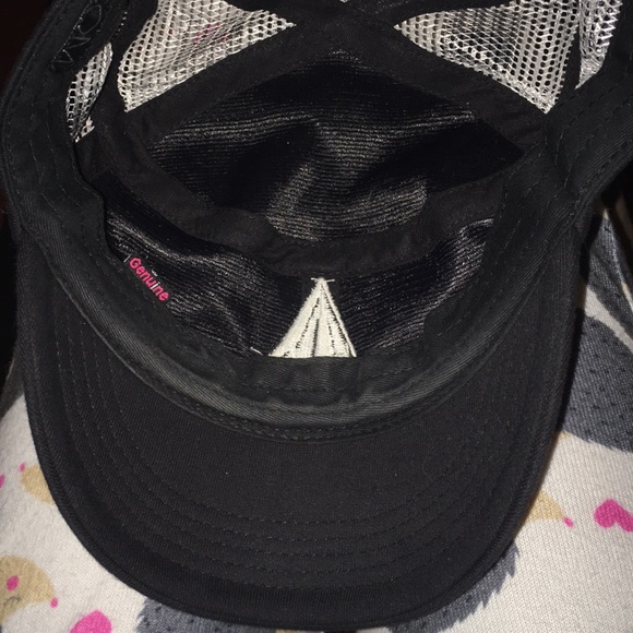 Black & white trucker style hat - Picture 4 of 4